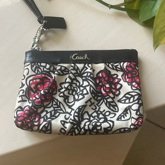 Coach | Bags | Coach Poppy Daisy Floral Graffiti Wristlet  display picture 2